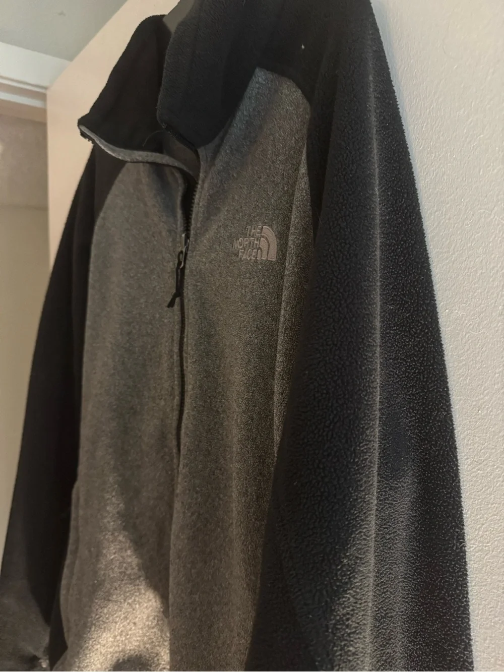 The North Face Men’s Gray & Black Full-Zip Fleece Jacket Size M